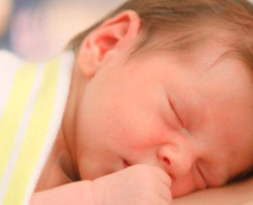 Beneficios contacto piel con piel entre madre y recién nacido