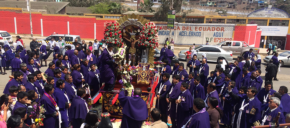 Saludando al Señor de los Milagros